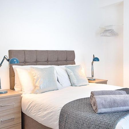 סוואנסי Large Green Garden, 4 Bedrooms, Sleeps 8 מראה חיצוני תמונה