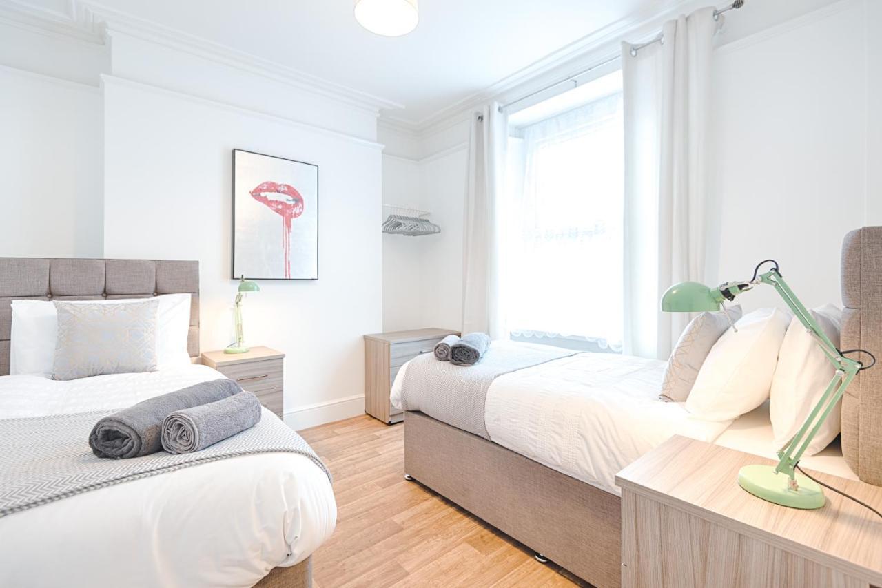 סוואנסי Large Green Garden, 4 Bedrooms, Sleeps 8 מראה חיצוני תמונה