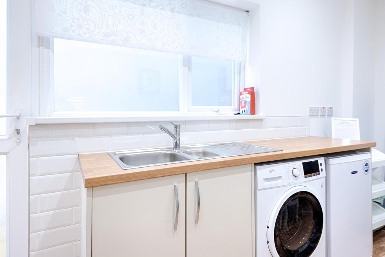 סוואנסי Large Green Garden, 4 Bedrooms, Sleeps 8 מראה חיצוני תמונה